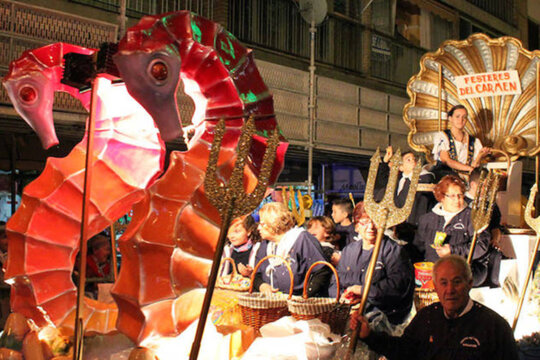 Desfilada de carrosses de les penyes