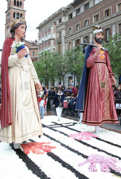 Els gegants passant per sobre les catifes