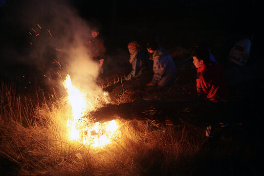 Encenent les faies dalt la muntanya