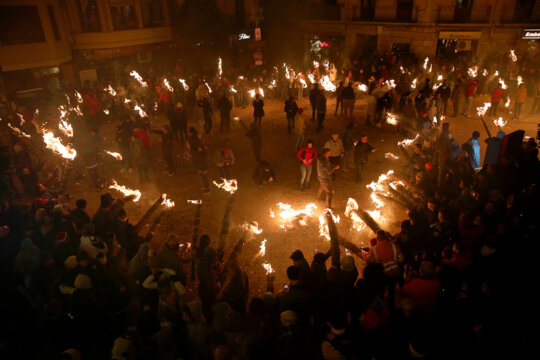 Les faies enceses a la plaça de l'Ajuntament