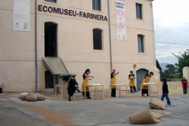 Espectacle davant l'Ecomuseu Farinera, l'any 2008