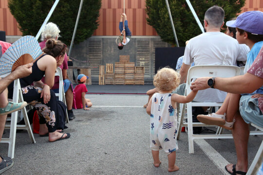 Petits i grans observant l'espectacle