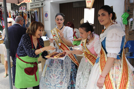La Reina i Dames de la Salzedella tastant una coca de cireres