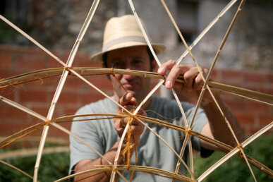 Cisteller fent una peça gran