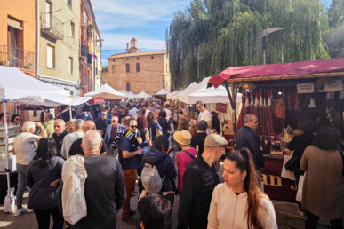 Un centenar d'artesans ofereixen els seus productes als visitants