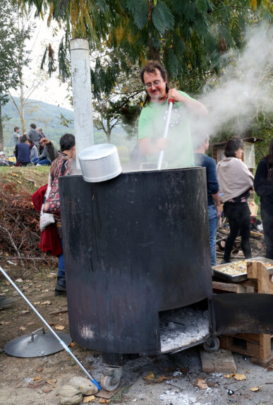 Preparant la Sopa de Pedres