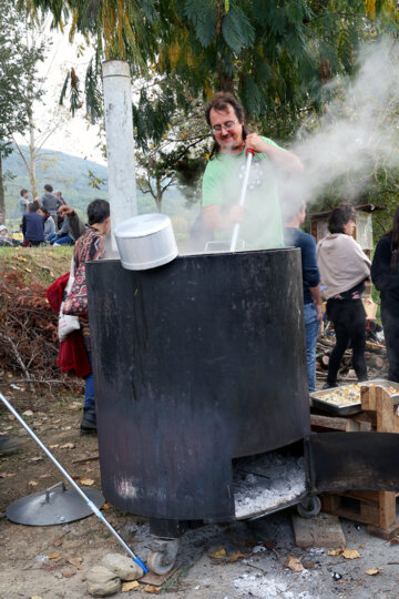 Preparant la Sopa de Pedres