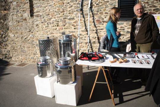 Venda d'estris per fer la collita i per emmagatzemar l'oli