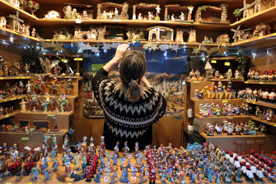 Paradista ordenant el material