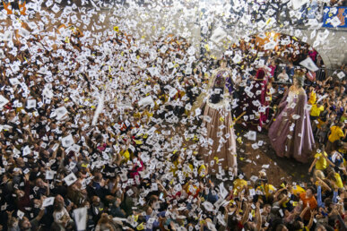 Pluja de Mosques a la Plaça del Vi