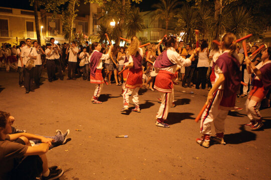 Ball de bastons durant la cercavila nocturna de vigília