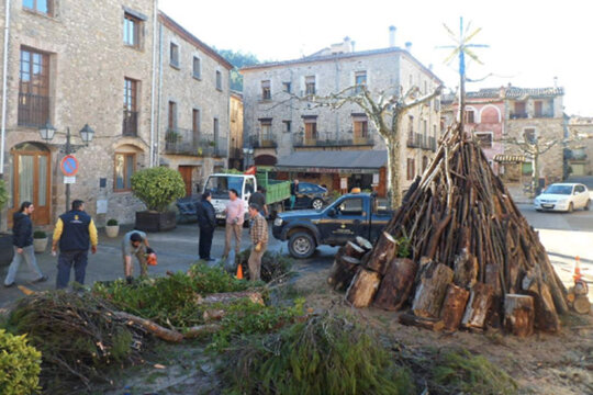 Preparant la foguera de Sant Llorenç de la Muga