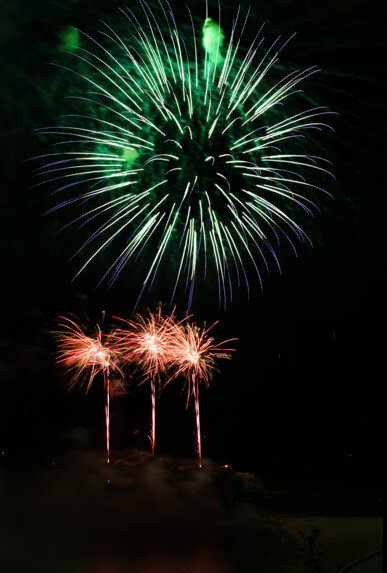 Els focs omplen el cel de les nits