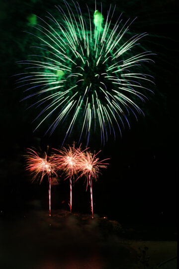 Els focs omplen el cel de les nits
