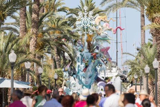La ciutat s'omple de Fogueres