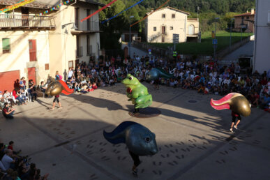 La granota i els calabotins durant la ballada final