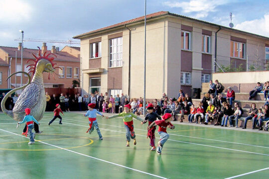 El Ball del Gallarut en una escola. Foto: Gaspar Subirana