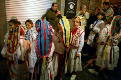 Els garrofins ballen al so de les gralles