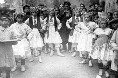 Els garrofins l'any 1918 amb el flabiolaire. Foto: Josep Vilanova (Arxiu Històric de Moià)