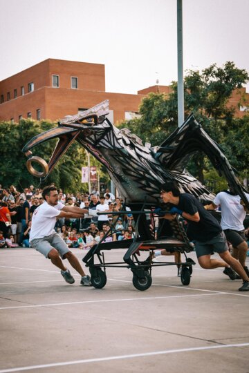 La figura és moguda per 4 persones. Foto: Laia Mestres