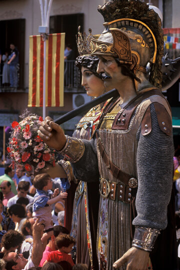 Apropant un nen als gegants. Foto: Rafel Lopez Monné