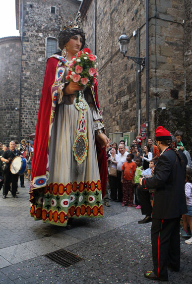La geganta a les festes del Tura. Foto: Manel Carrera i Escudé
