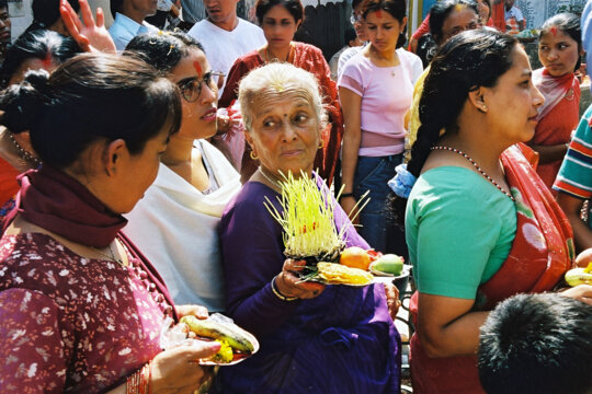Una dona portant una grillada en ofrena a Durga, al Nepal