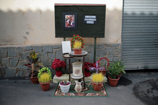Altar guarnit, en una estació del Viacrucis
