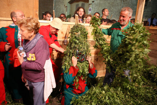 Un ple vestint-se pel primer Salt de Plens de Dijous