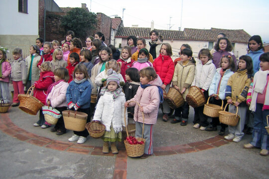 Les 'llúcies' castellvinenques canten set cançons tradicionals catalanes