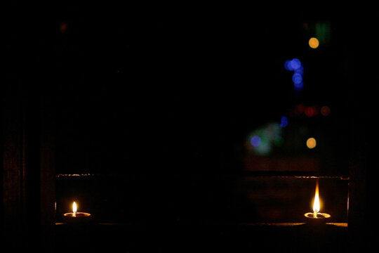 Llànties d'oli en una finestra d'una casa. Foto: Manel Carrera