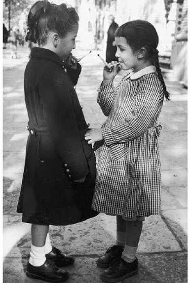 Dues nenes amb la seva cigarreta. Foto: Arxiu Fidel Fita