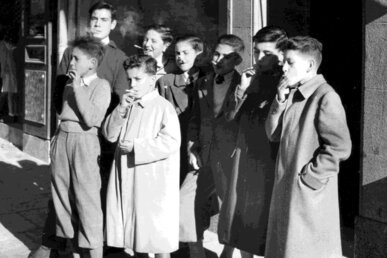 Un grup de joves fumant amb fruïció cigarretes de matafaluga o altres herbes aromàtiques (1954). Foto: Arxiu Fidel Fita-Jaume Codoñés