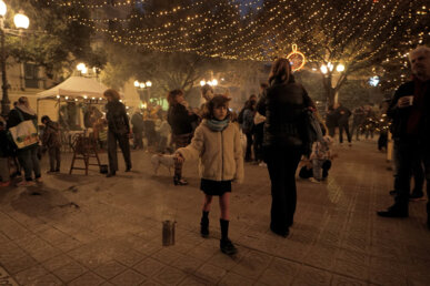Nena amb un dels fanals per fer fum