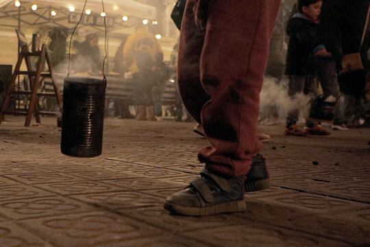 Detall d'un fanalet de llauna per fer fum