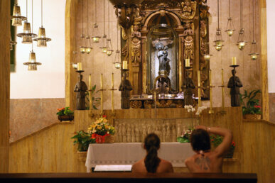 Dues noies fotografiant la Mare de Déu de Lluc