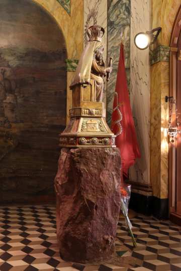 Roca damunt la qual hi ha la Mare de Déu de la Roca de Mont-roig del Camp