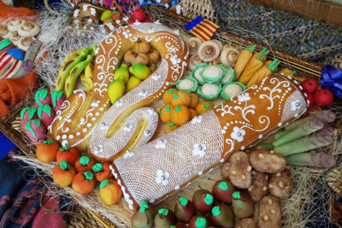 La piula i el tronador de la mocadorada, envoltats de les fruites