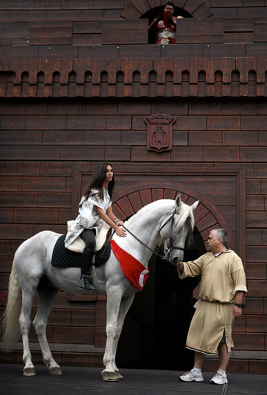 L'emissària mora davant el castell cristià