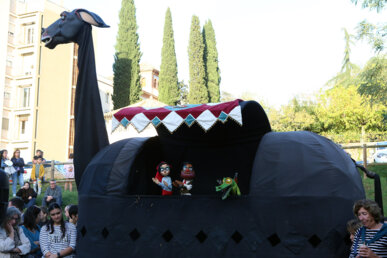 La panxota de la bèstia es converteix en un escenari