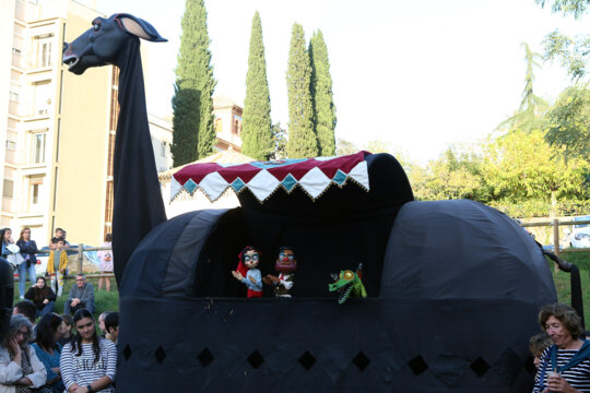 La panxota de la bèstia es converteix en un escenari