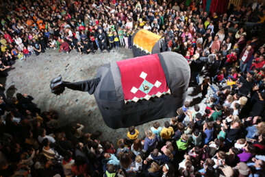 Ball de lluïment de les mulasses a la plaça del Vi