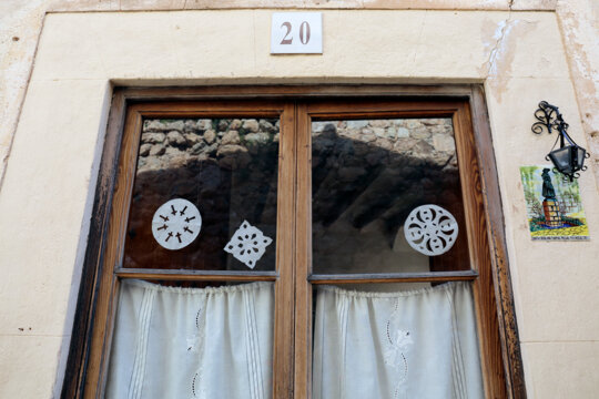 Neules a la porta d'una casa de Mancor la Vall
