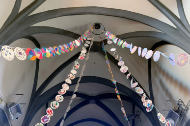 Enfilalls de neules de paper fetes pels nens i nenes