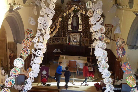 Les neules al voltant de l'altar de l'església