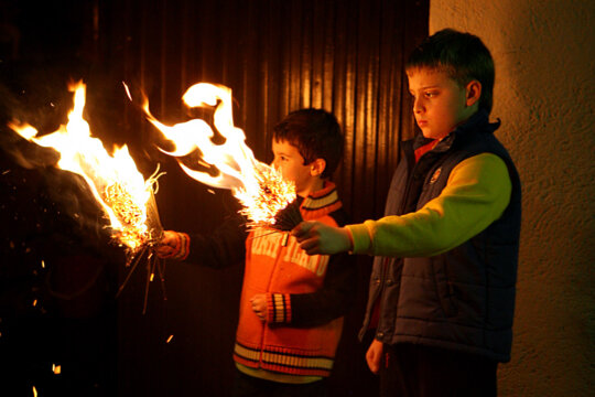 Les primeres falles es cremen davant cada casa