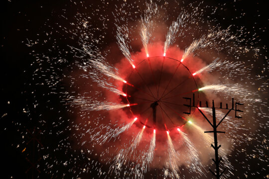 Roda de foc durant el correfoc amb els dimonis