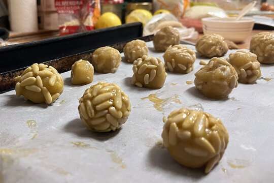 Panellets de pinyons abans de ser enfornats