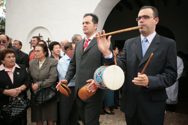 Els músics, amb flaüta i castanyoles grans