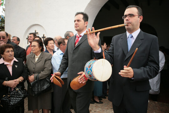 Els músics, amb flaüta i castanyoles grans
